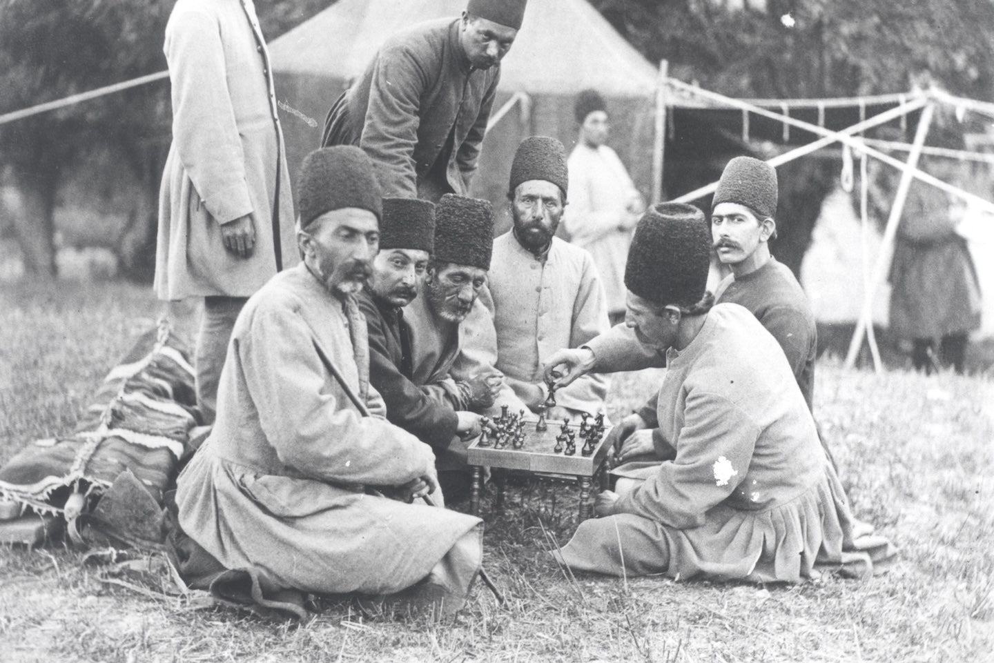 Iraniske hoffolk fra Qajar-dynastiet spiller skak i Mazandaran, 1893