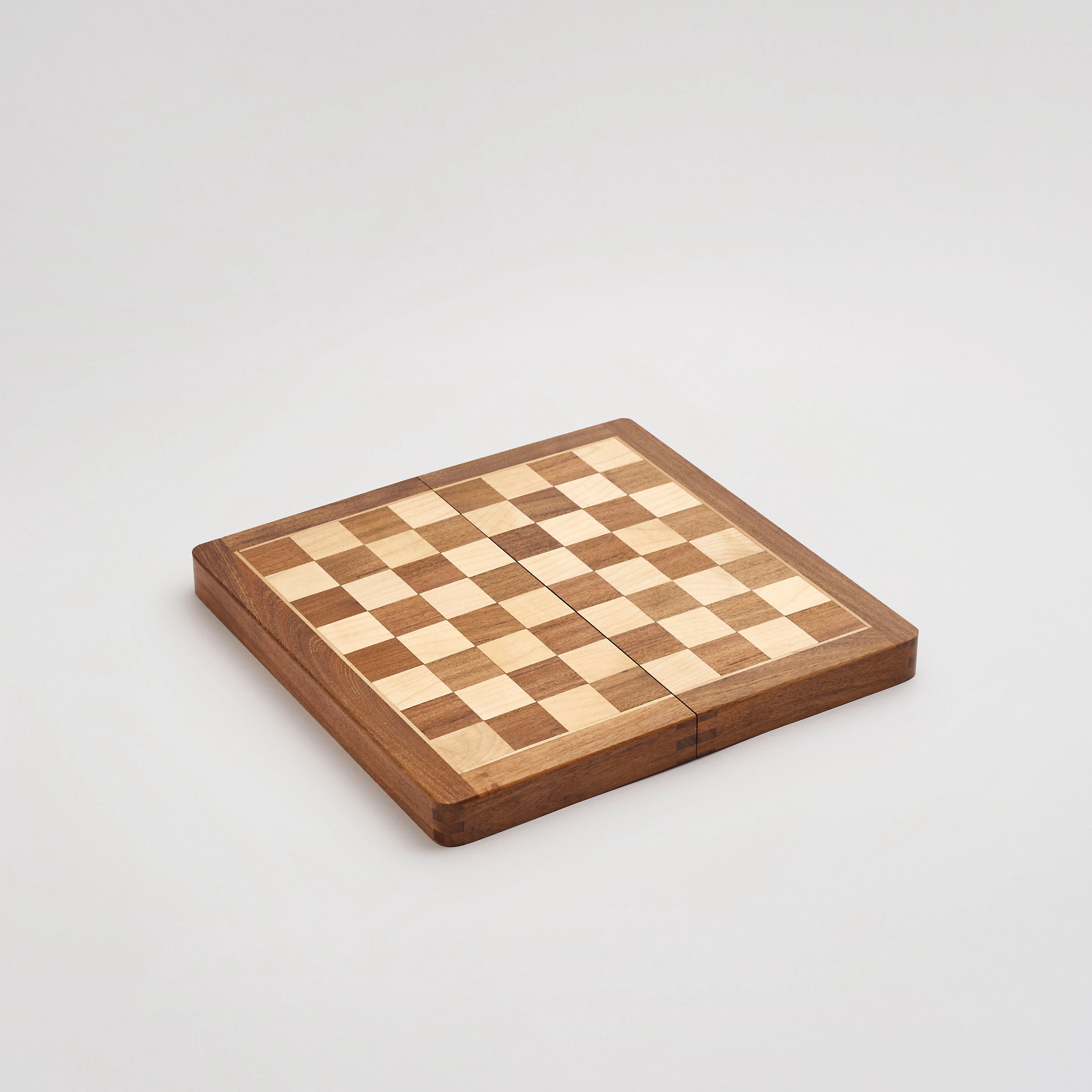 Håndlavet skaksæt i massivt træ – foldbart og magnetisk (30x30 cm)