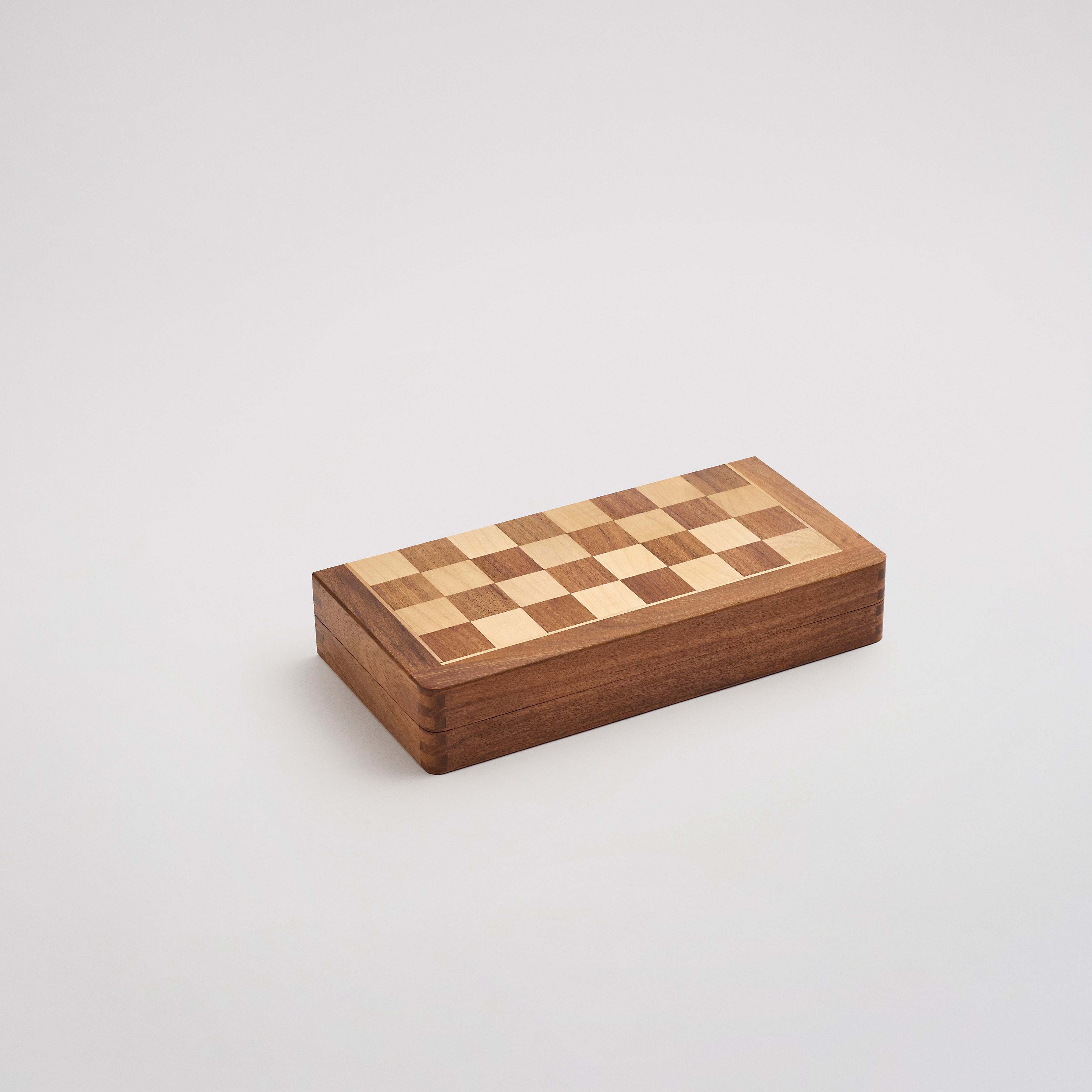 Handmade Indian chess set – foldable and magnetic 30 x 30 cm